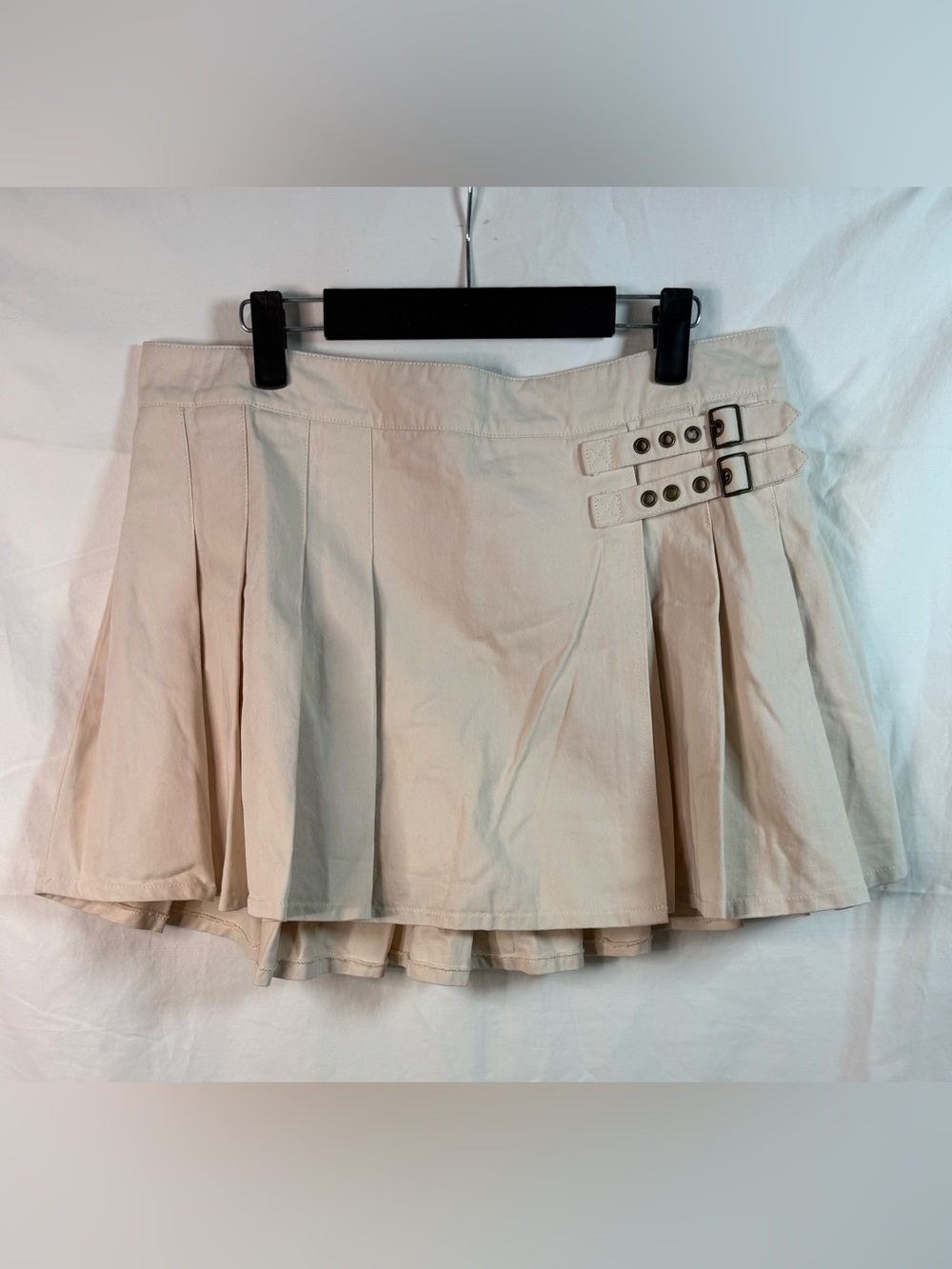 Delia’s Y2K Pleated Buckle Skort Cream Mini Skirt Shorts Preppy